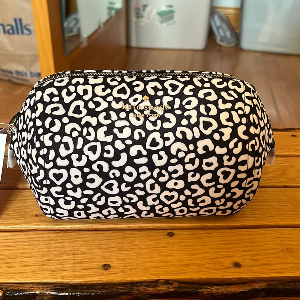 ♠️♠️KATE SPADE CHELSEA LEOPARD HEART COSMETIC BAG♠️♠️